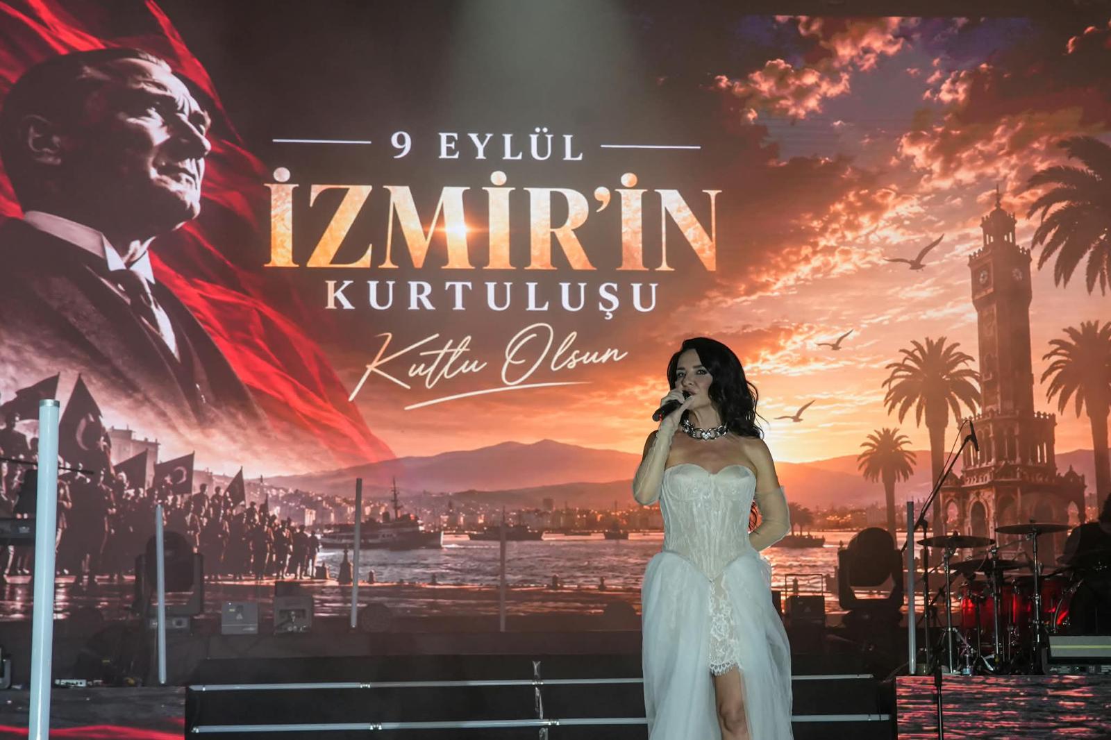 İEF’de 9 Eylül kapsamında Model ve Çok Güzel Hareketler 2 sahne aldı İEF’de 9 Eylül kapsamında Model ve Çok Güzel Hareketler 2 sahne aldı
