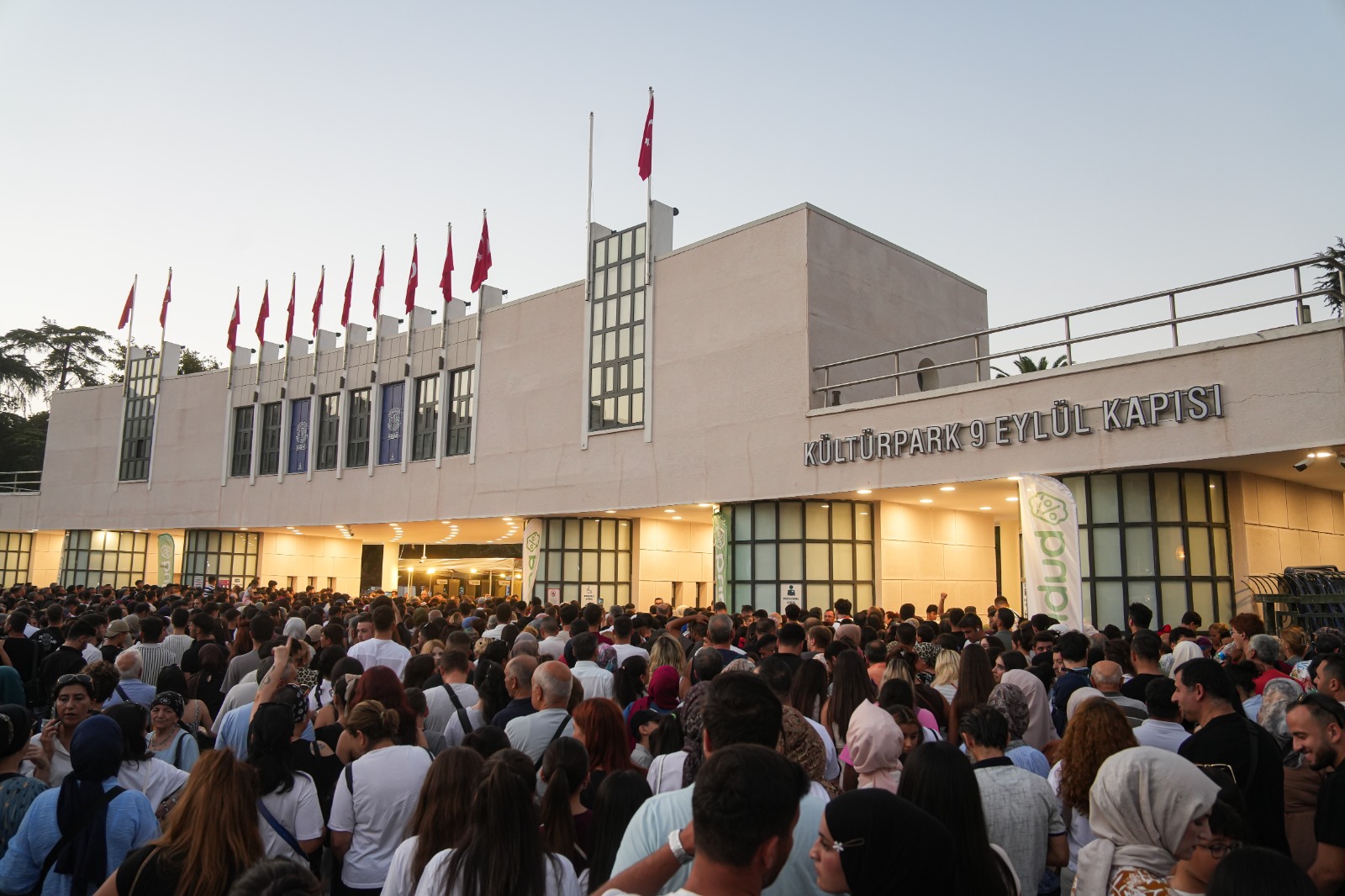 İEF’de tiyatro, stand-up ve müzikli gösteriler izleyicilerle buluşacak İEF’de tiyatro, stand-up ve müzikli gösteriler izleyicilerle buluşacak