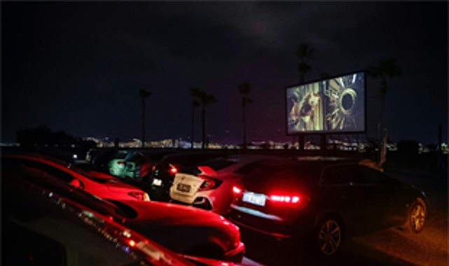 İnciraltı'nda arabada sinema keyfi