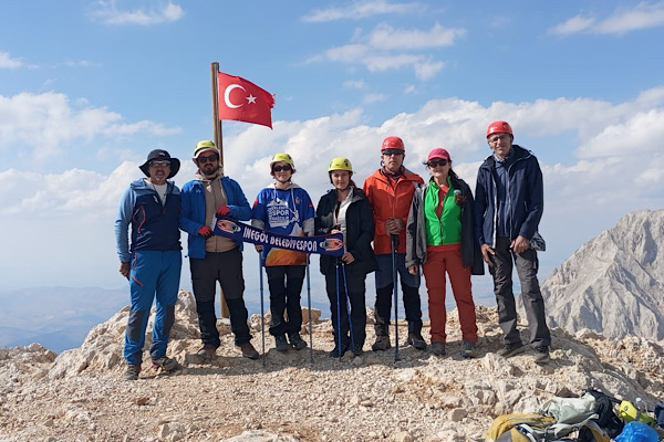 İnegöl Belediye Spor Kulübü sporcularından Aladağlar zirvelerine tırmanış İnegöl Belediye Spor Kulübü sporcularından Aladağlar zirvelerine tırmanış