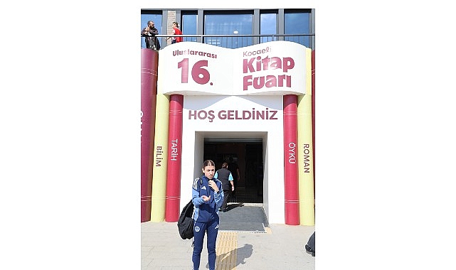 İrem, kitapların dünyasını işaret diliyle keşfetti İrem, kitapların dünyasını işaret diliyle keşfetti