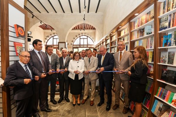 İş Bankası Kültür Yayınları Gaziantep’te İş Bankası Kültür Yayınları Gaziantep’te
