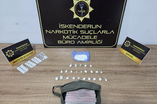 İskenderun’da kokain, sentetik ecza ve yüklü miktarda para ele geçirildi İskenderun’da kokain, sentetik ecza ve yüklü miktarda para ele geçirildi