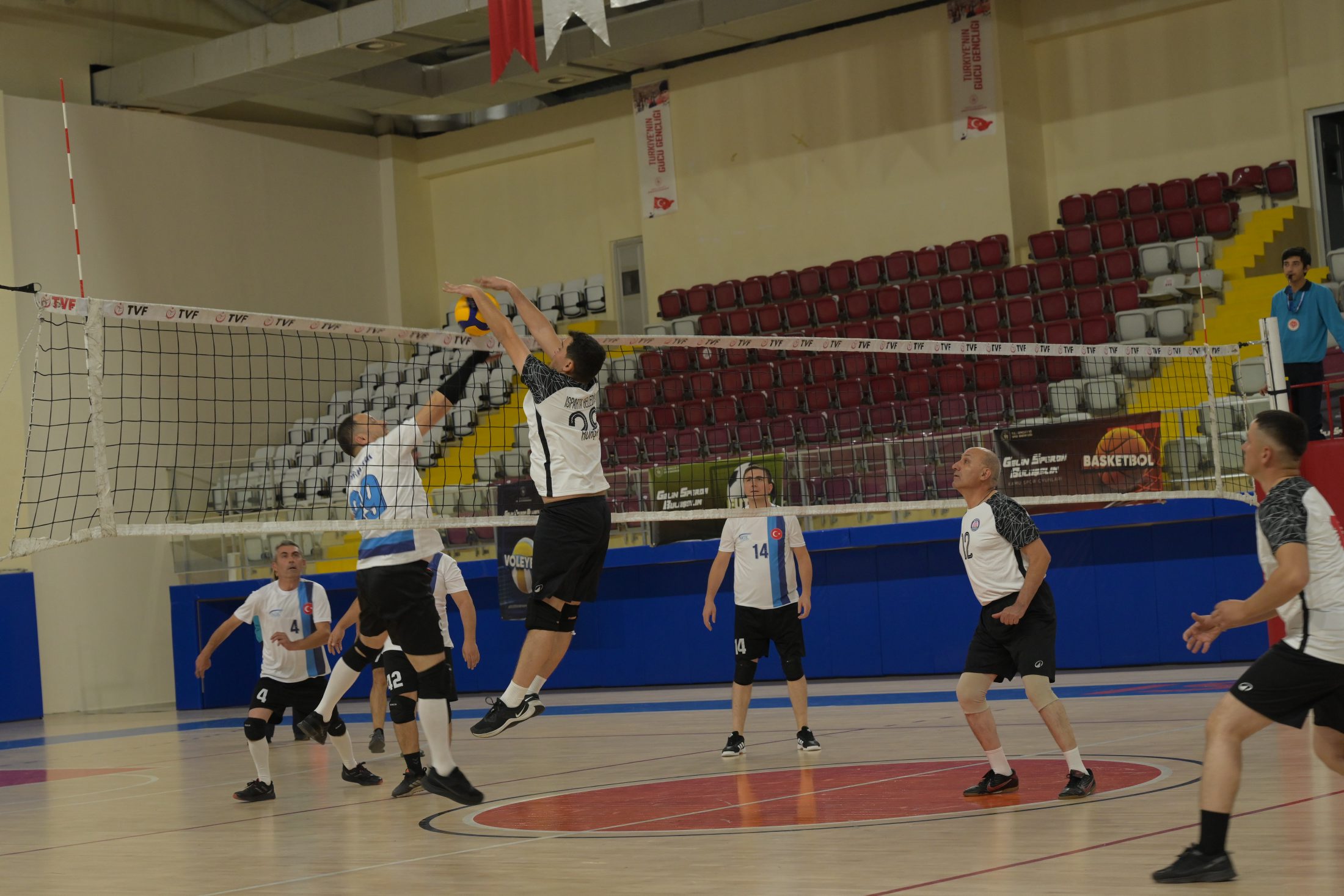 Isparta Belediyesi Voleybol Takımı 2-0 galip geldi Isparta Belediyesi Voleybol Takımı 2-0 galip geldi