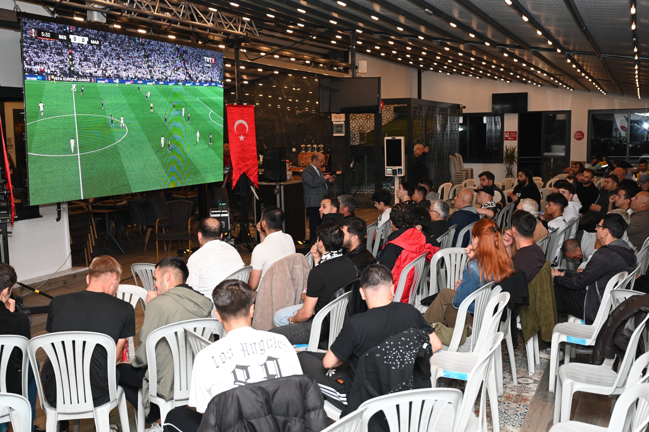 Isparta’da Beşiktaş-Marsilya maçı dev ekranda izlendi Isparta’da Beşiktaş-Marsilya maçı dev ekranda izlendi