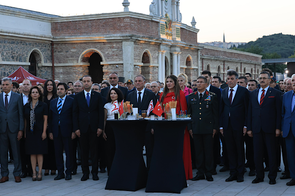 İstanbul'da Barış ve Özgürlük Bayramı dolayısıyla resepsiyon düzenledi İstanbul'da Barış ve Özgürlük Bayramı dolayısıyla resepsiyon düzenledi