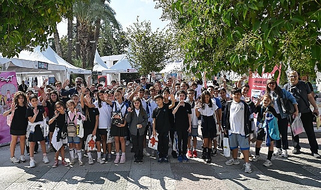 İZKİTAP'ta edebiyat ve kitaplarla dolu buluşmalar sürüyor İZKİTAP'ta edebiyat ve kitaplarla dolu buluşmalar sürüyor