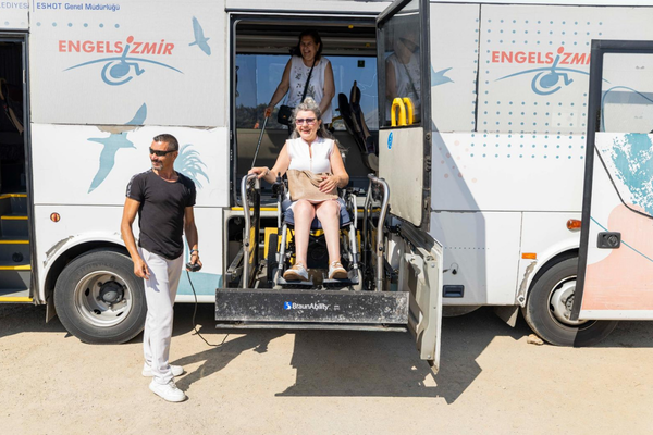 İzmir Büyükşehir Belediyesi engellileri yaz boyunca erişilebilir plajlarla buluşturuyor İzmir Büyükşehir Belediyesi engellileri yaz boyunca erişilebilir plajlarla buluşturuyor