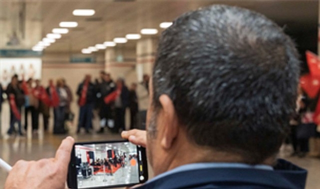İzmir Metrosu'nu Cumhuriyet coşkusu sardı İzmir Metrosu'nu Cumhuriyet coşkusu sardı