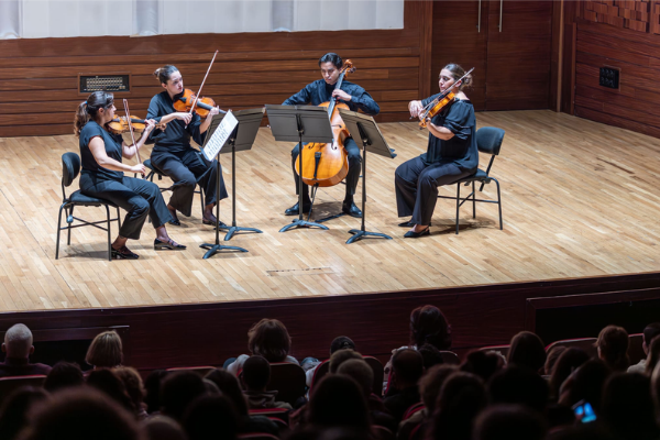İzmir Oda Orkestrası Cumhuriyet Bayramını klasik müzik konseriyle kutladı İzmir Oda Orkestrası Cumhuriyet Bayramını klasik müzik konseriyle kutladı