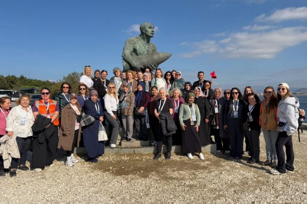 İzmir’de 250 genç Cumhuriyet için yürüdü, 200 kadın Çanakkale’yi gezdi İzmir’de 250 genç Cumhuriyet için yürüdü, 200 kadın Çanakkale’yi gezdi