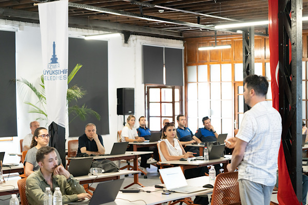 İzmir'de belediye personeline yapay zeka eğitimi verildi İzmir'de belediye personeline yapay zeka eğitimi verildi