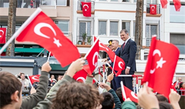 İzmir'de Cumhuriyet coşkusu meydanlara sığmadı İzmir'de Cumhuriyet coşkusu meydanlara sığmadı