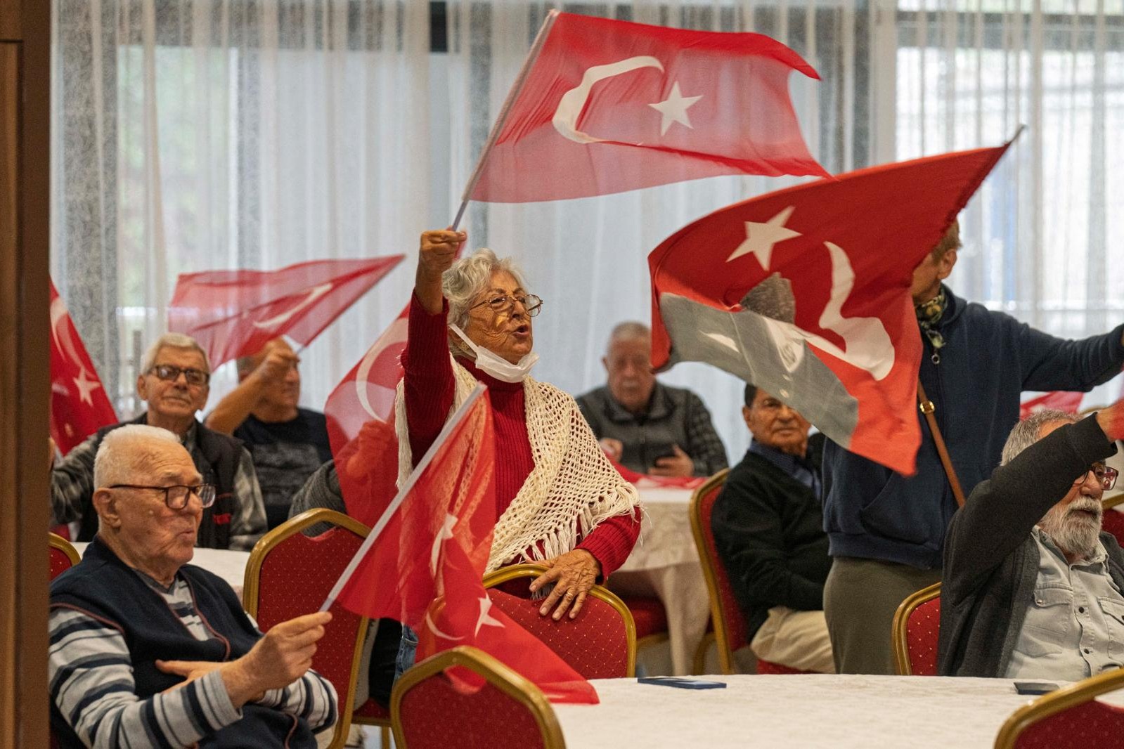 İzmir’de huzurevi sakinlerinden Cumhuriyet Balosu İzmir’de huzurevi sakinlerinden Cumhuriyet Balosu