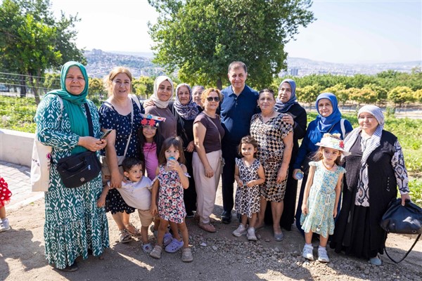 İzmir'de Mahalle Bostanlarında hasat etkinliği düzenlendi İzmir'de Mahalle Bostanlarında hasat etkinliği düzenlendi