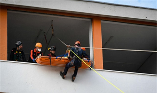 İzmir'de nefes kesen deprem tatbikatı İzmir'de nefes kesen deprem tatbikatı