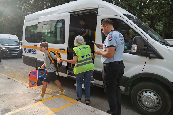 İzmir’de okul servislerine yönelik denetimler artırıldı İzmir’de okul servislerine yönelik denetimler artırıldı