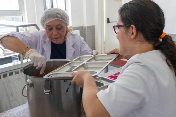 İzmir’de özel gereksinimli öğrencilere sıcak yemek desteği İzmir’de özel gereksinimli öğrencilere sıcak yemek desteği