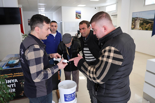 İzmir'de tarım ekipleri üreticilere saha desteği sağlıyor İzmir'de tarım ekipleri üreticilere saha desteği sağlıyor