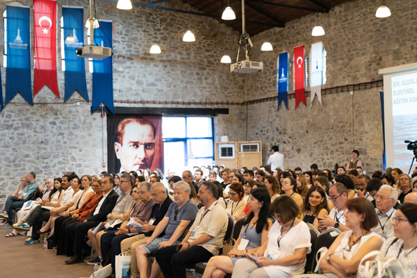 İzmir’de Uluslararası Eleştirel Eğitim Konferansı başladı İzmir’de Uluslararası Eleştirel Eğitim Konferansı başladı