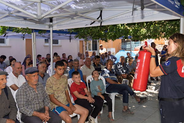 İzmir'de “Yangına Dirençli Köy” projesi Kiraz Cevizli'de sürüyor İzmir'de “Yangına Dirençli Köy” projesi Kiraz Cevizli'de sürüyor