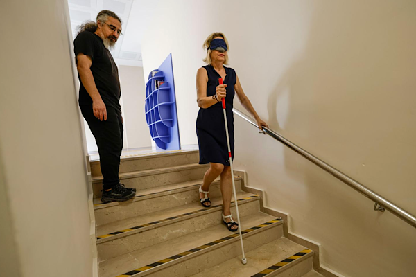 İzmir'den personeline görme engelli bireylere yönelik eğitim İzmir'den personeline görme engelli bireylere yönelik eğitim