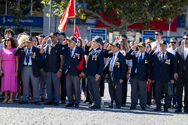 İzmir'in kurtuluşunun 104. yıl dönümü bayrak töreniyle kutlandı İzmir'in kurtuluşunun 104. yıl dönümü bayrak töreniyle kutlandı