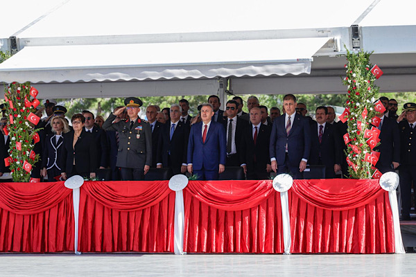 İzmir'in kurtuluşunun 104. yıl dönümü Cumhuriyet Meydanı'nda kutlandı İzmir'in kurtuluşunun 104. yıl dönümü Cumhuriyet Meydanı'nda kutlandı