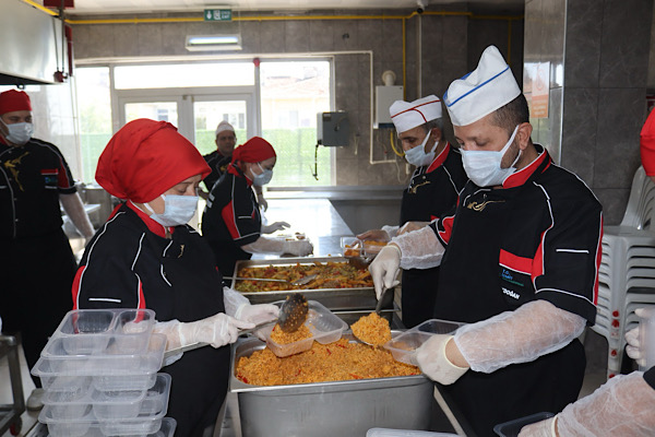 İzmit Belediyesi Aşevi ihtiyaç sahiplerine yemek desteğini sürdürüyor
İzmit Belediyesi Aşevi ihtiyaç sahiplerine yemek desteğini sürdürüyor