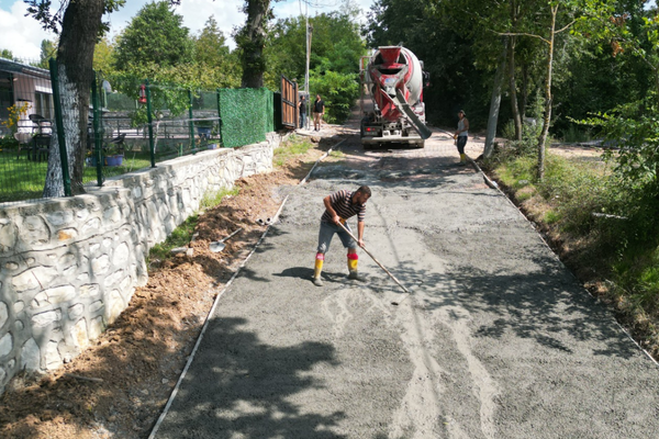 İzmit Belediyesi Dağköy'de beton yol çalışması yaptı İzmit Belediyesi Dağköy'de beton yol çalışması yaptı