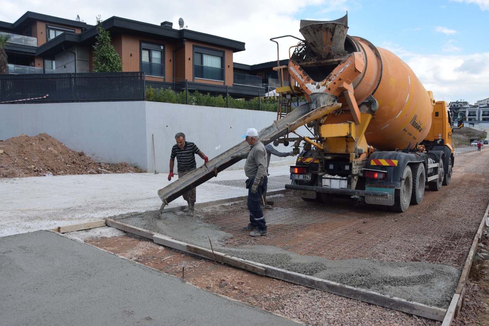 İzmit Belediyesi, Kabaoğlu’nda beton yol çalışmalarını sürdürüyor İzmit Belediyesi, Kabaoğlu’nda beton yol çalışmalarını sürdürüyor