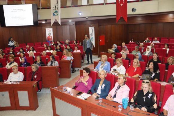 İzmit Belediyesi meme kanseri farkındalık semineri düzenledi İzmit Belediyesi meme kanseri farkındalık semineri düzenledi