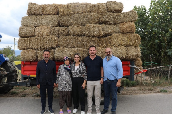 İzmit Belediyesi, yangında zarar gören üreticilere yem ve saman desteği verdi İzmit Belediyesi, yangında zarar gören üreticilere yem ve saman desteği verdi