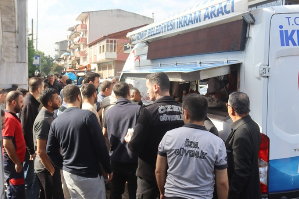 İzmit Belediyesinden cuma namazı çıkışı ikram İzmit Belediyesinden cuma namazı çıkışı ikram