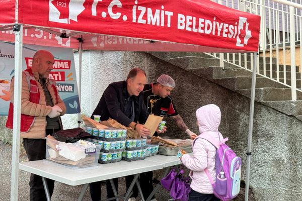 İzmit Belediyesi'nden öğrencilere pizza ve ayran ikramı İzmit Belediyesi'nden öğrencilere pizza ve ayran ikramı