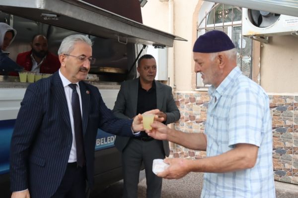 İzmit Belediyesinden Yenimahalle’de cuma ikramı İzmit Belediyesinden Yenimahalle’de cuma ikramı