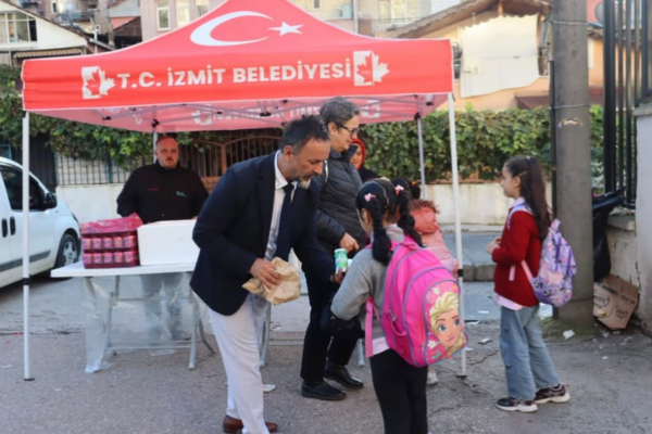 İzmit Belediyesinin Beslenme Saati Projesi üç okulda devam etti İzmit Belediyesinin Beslenme Saati Projesi üç okulda devam etti
