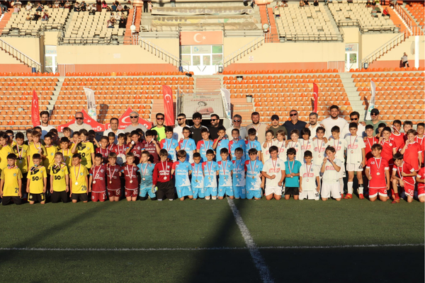 İzmit'in kurtuluş etkinliklerinde futbol şenliği düzenlendi