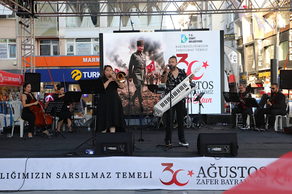 İzmit’te 30 Ağustos Zafer Bayramı etkinliklerle kutlandı İzmit’te 30 Ağustos Zafer Bayramı etkinliklerle kutlandı