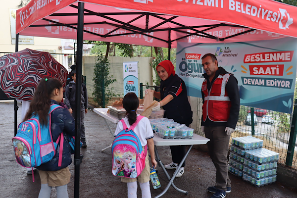 İzmit'te Beslenme Saati Projesi 3 okulda sürdürülüyor İzmit'te Beslenme Saati Projesi 3 okulda sürdürülüyor