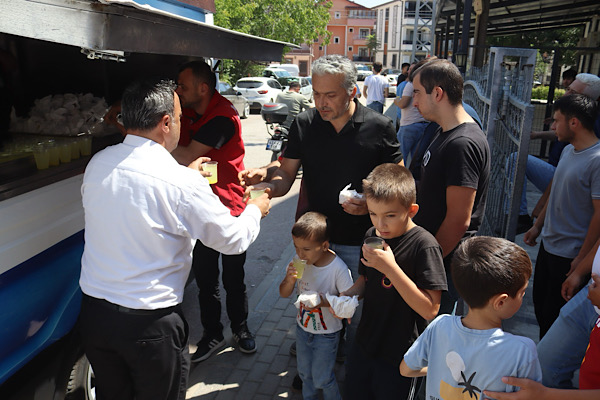 İzmit’te Cuma namazı sonrası kek ve limonata ikram edildi İzmit’te Cuma namazı sonrası kek ve limonata ikram edildi