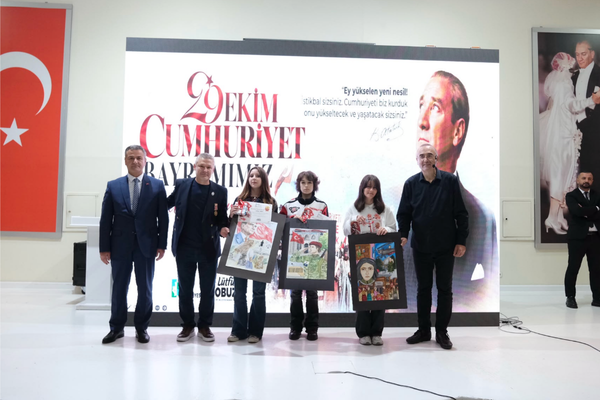 İzmit’te Cumhuriyet temalı resim yarışmasının kazananları ödüllerini aldı İzmit’te Cumhuriyet temalı resim yarışmasının kazananları ödüllerini aldı