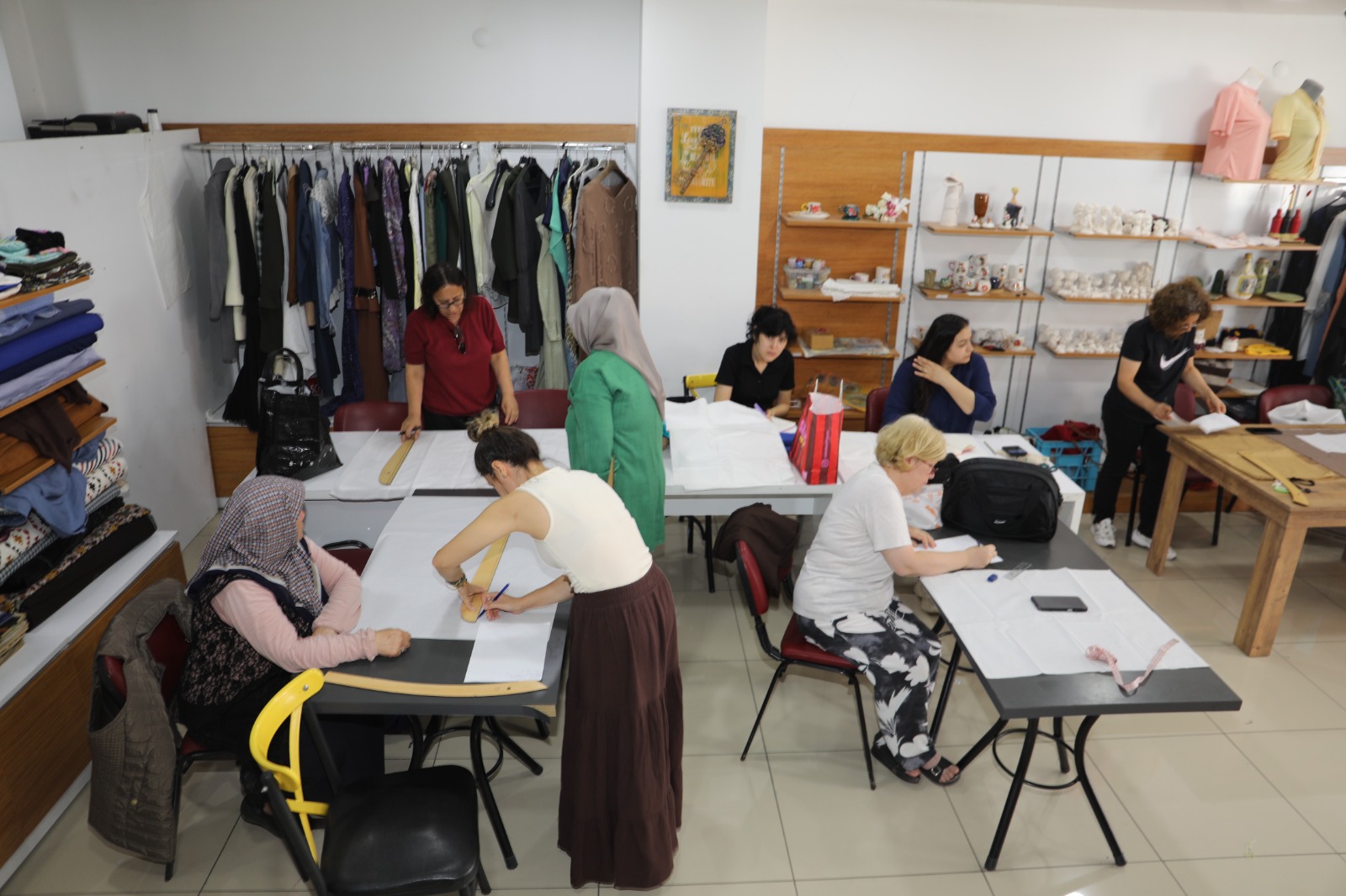 İzmit’te kadınlar yaz tatilini dikiş kursunda değerlendiriyor İzmit’te kadınlar yaz tatilini dikiş kursunda değerlendiriyor