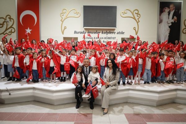 İzmit’te minikler Cumhuriyet’in 103. yılı için sahne aldı İzmit’te minikler Cumhuriyet’in 103. yılı için sahne aldı