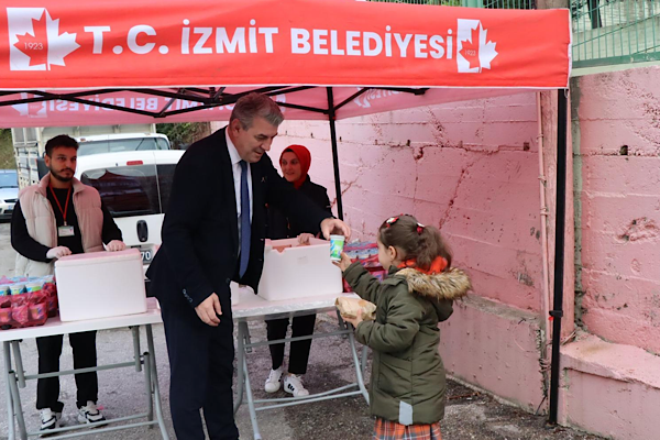 İzmit’te üç ilkokulda öğrencilere beslenme desteği sağlandı İzmit’te üç ilkokulda öğrencilere beslenme desteği sağlandı