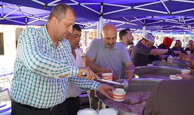 İznik'te 5 Bin Kişilik Aşure İkramı İznik'te 5 Bin Kişilik Aşure İkramı