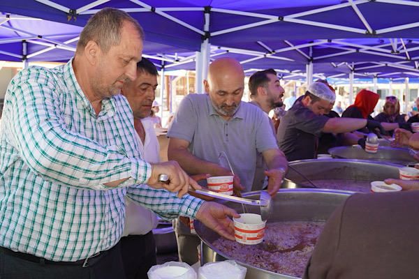 İznik’te 5 bin kişiye aşure ikram edildi İznik’te 5 bin kişiye aşure ikram edildi