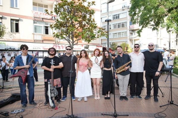 Kadıköy’de müzisyenler, müziği salonlardan sokağa taşıdı Kadıköy’de müzisyenler, müziği salonlardan sokağa taşıdı