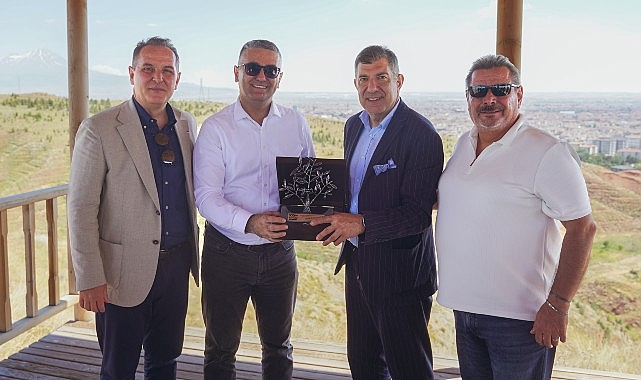 Kâmil Koç ve Mercedes-Benz Türk, Bir Asırlık Başarıyı Beraber Dikilen Fidanlar ile ölümsüzleştirdi Kâmil Koç ve Mercedes-Benz Türk, Bir Asırlık Başarıyı Beraber Dikilen Fidanlar ile ölümsüzleştirdi