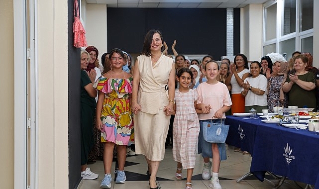 Karabağlar Belediyesi Tekstil Akademi'de Mezuniyet Gururu Karabağlar Belediyesi Tekstil Akademi'de Mezuniyet Gururu